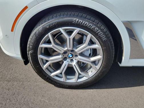 Mineral White Metallic 2023 BMW X7 xDrive40i
