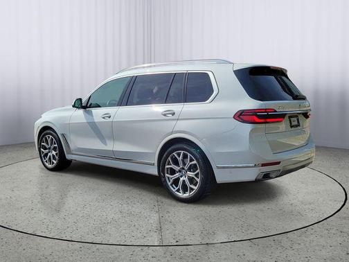 Mineral White Metallic 2023 BMW X7 xDrive40i