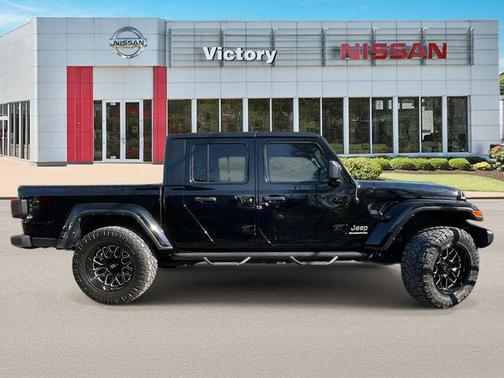 Black Clearcoat 2022 Jeep Gladiator Overland