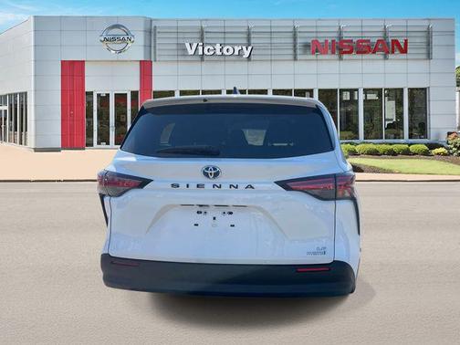 Super White 2021 Toyota Sienna LE