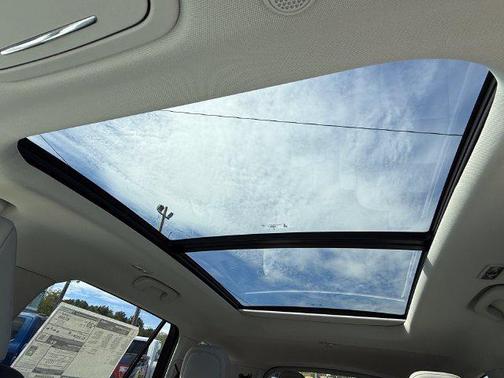 Pristine White Metallic Tri-Coat Clearcoat 2027 Lincoln Aviator Premiere