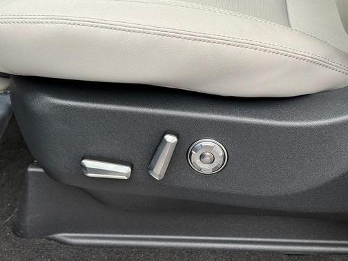 Flight Blue Metallic Clearcoat 2026 Lincoln Navigator Reserve