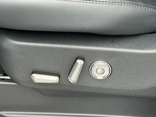 Pristine White Metallic Tri-Coat 2026 Lincoln Navigator Reserve