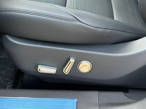 Infinite Black Metallic Clearcoat 2026 Lincoln Nautilus Reserve