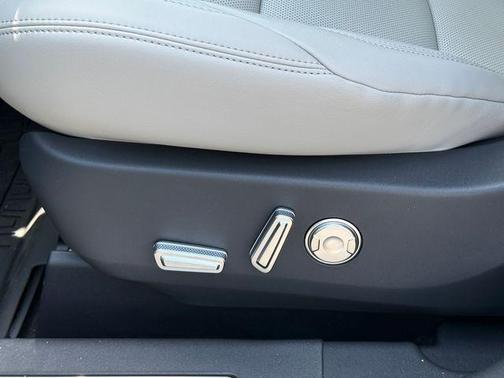 White Platinum Metallic Tri-Coat 2026 Lincoln Nautilus Premiere