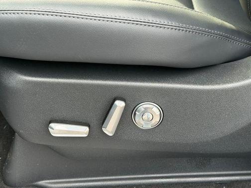 Crystal White Metallic Clearcoat 2026 Lincoln Navigator Reserve