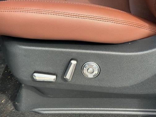 Pristine White Metallic Tri-Coat 2026 Lincoln Navigator Reserve