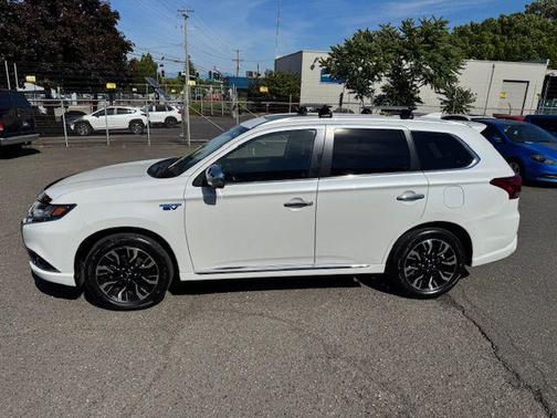 Diamond White Pearl 2018 Mitsubishi Outlander PHEV GT