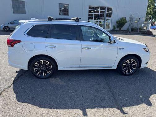 Diamond White Pearl 2018 Mitsubishi Outlander PHEV GT