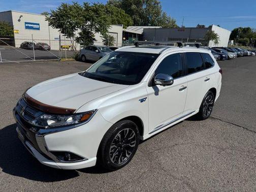 Diamond White Pearl 2018 Mitsubishi Outlander PHEV GT