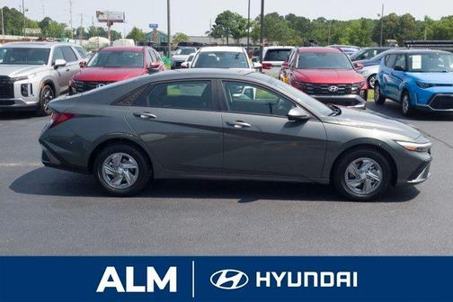 2025 Hyundai ELANTRA SE