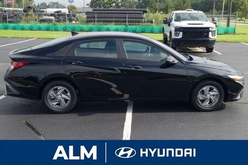 Black 2026 Hyundai ELANTRA SE