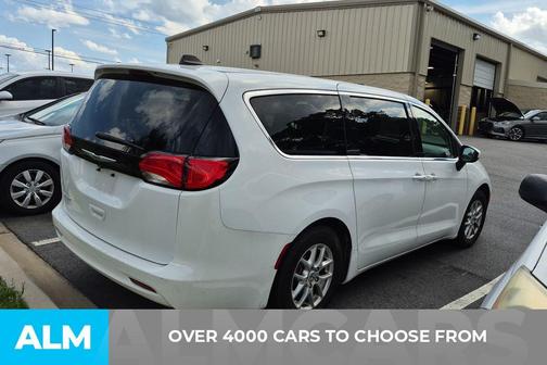 2022 Chrysler Voyager LX
