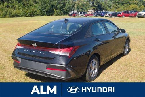Black 2026 Hyundai ELANTRA SE