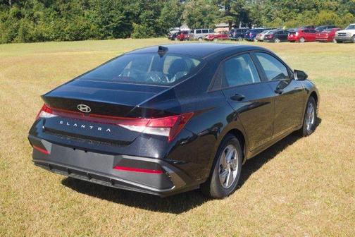 Black 2026 Hyundai ELANTRA SE