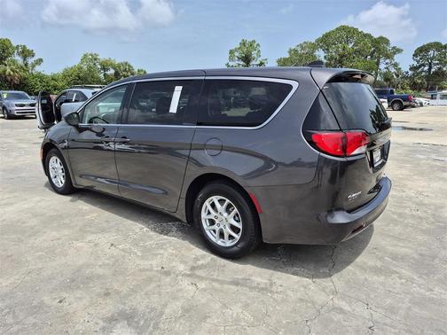 2022 Chrysler Voyager LX