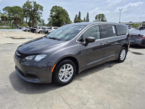 2022 Chrysler Voyager LX