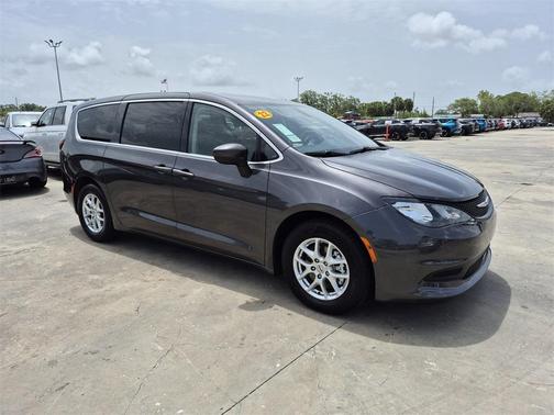 2022 Chrysler Voyager LX