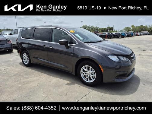 2022 Chrysler Voyager LX