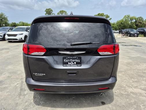2022 Chrysler Voyager LX