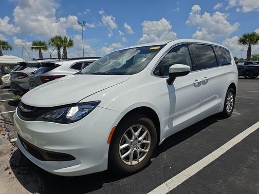 Bright White Clearcoat 2022 Chrysler Voyager LX