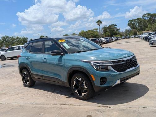 Blue / Black 2025 Kia Seltos S