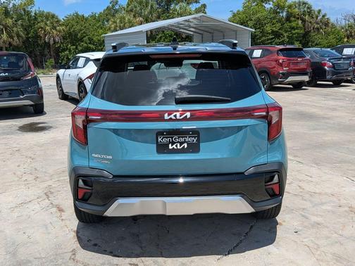 Blue / Black 2025 Kia Seltos S