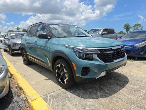 Blue / Black 2025 Kia Seltos S