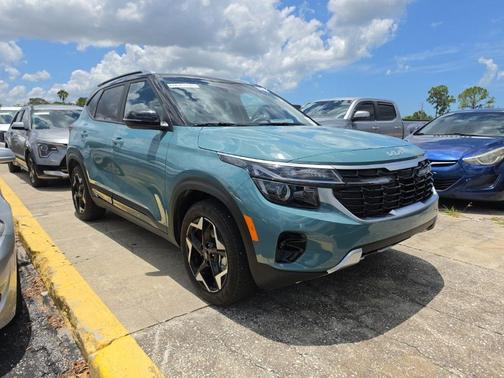 Blue / Black 2025 Kia Seltos S