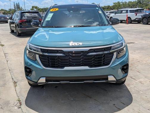 Blue / Black 2025 Kia Seltos S