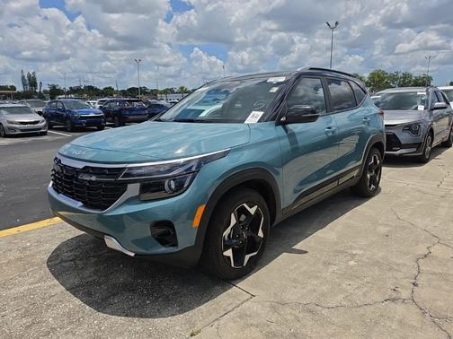 Blue / Black 2025 Kia Seltos S