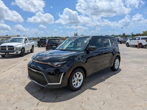 Fusion Orange 2023 Kia Soul LX