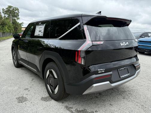 2026 Kia EV9 Light Short Range
