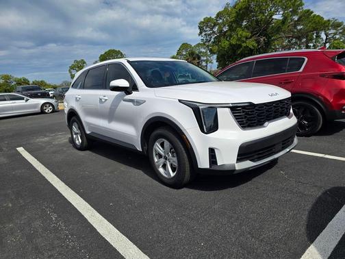 Glacial White Pearl 2025 Kia Sorento LX