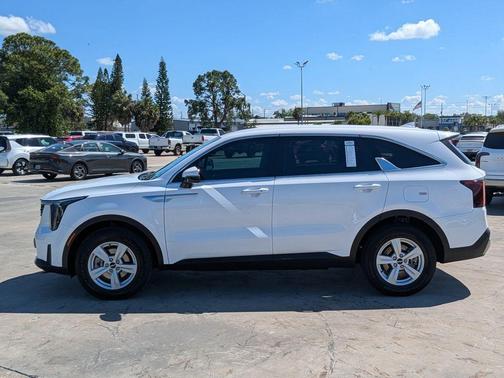 Glacial White Pearl 2025 Kia Sorento LX