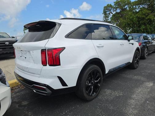 Glacial White Pearl 2023 Kia Sorento SX