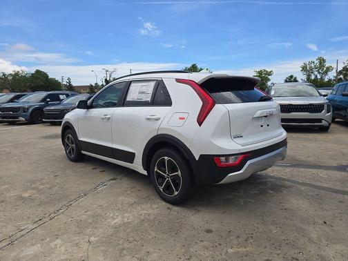 Snow White Pearl 2026 Kia Niro EX