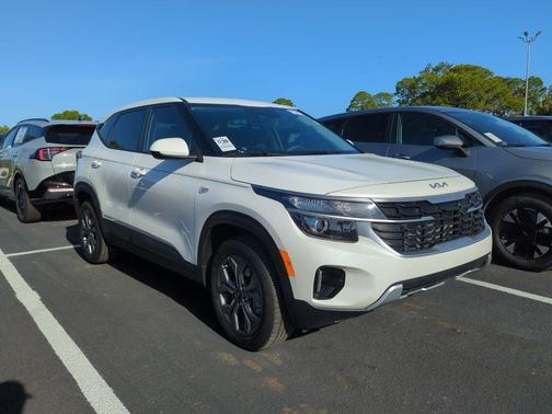 Snow White Pearl 2025 Kia Seltos LX