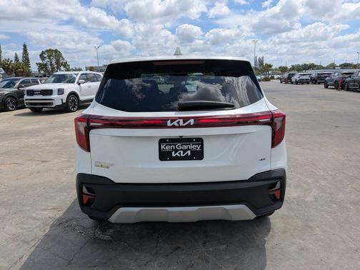 Snow White Pearl 2025 Kia Seltos LX