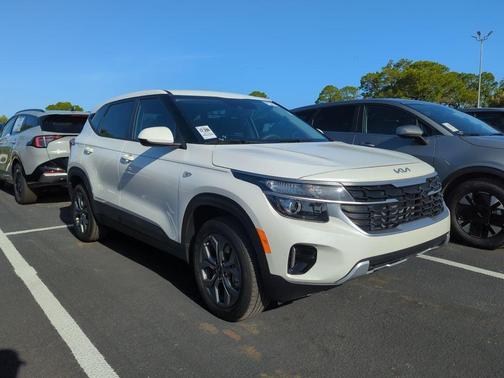 Snow White Pearl 2025 Kia Seltos LX