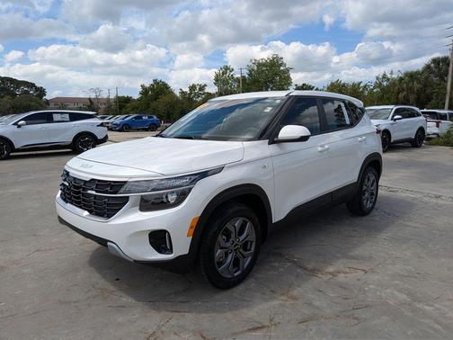 Snow White Pearl 2025 Kia Seltos LX