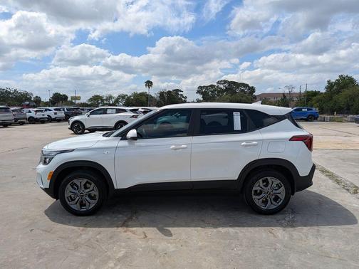 Snow White Pearl 2025 Kia Seltos LX