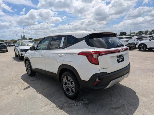 Snow White Pearl 2025 Kia Seltos LX