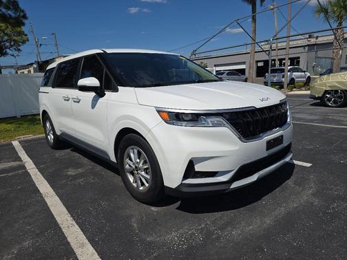 Snow White Pearl 2022 Kia Carnival LXS