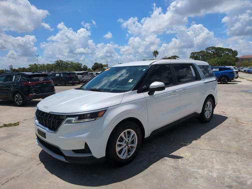 Snow White Pearl 2022 Kia Carnival LXS