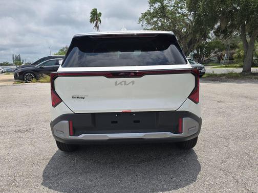 Snow White Pearl 2027 Kia Seltos S