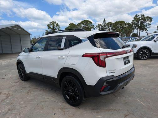 Snow White Pearl 2024 Kia Seltos X-Line