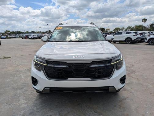 Snow White Pearl 2024 Kia Seltos X-Line