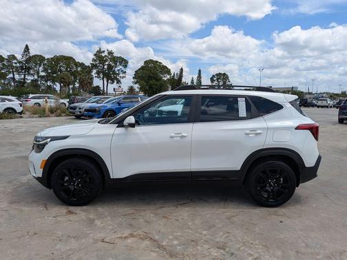 Snow White Pearl 2024 Kia Seltos X-Line