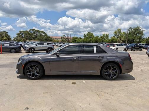 2023 Chrysler 300 Touring L